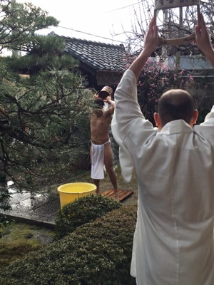 サプライズで水行
