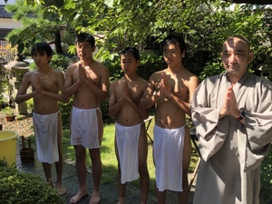 修学旅行で水行体験