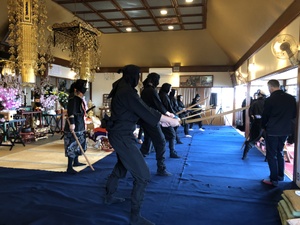 本堂で忍者体験