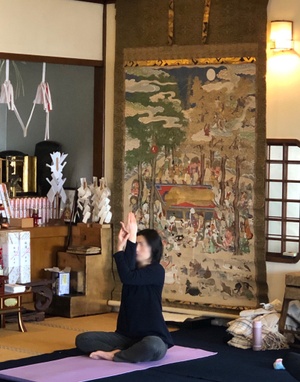 涅槃図の前でヨガ
