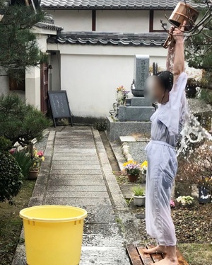 寒い春の日に水行体験