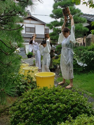 本昌寺麗和会メンバーが水行