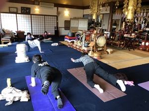 明日はシニアヨガ（ついでに告知、残席わずかです）