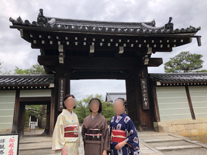 桜の散ったあとの仁和寺で着物会