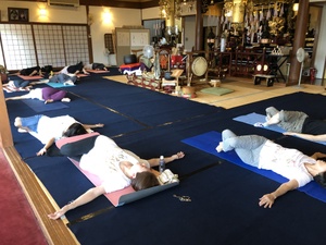 明日はシニアヨガです。