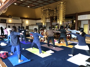 明日は今年初の金曜シニアヨガです。