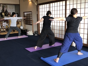 明日はシニアヨガ、本堂カフェ同時開催です。